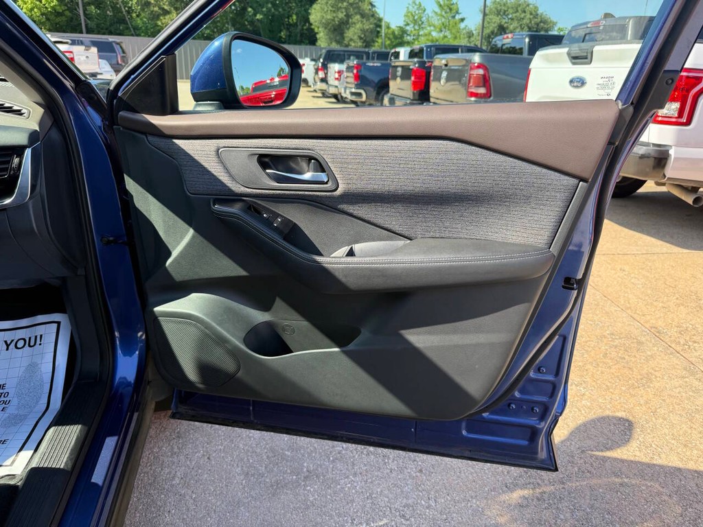 Nissan Rogue Vehicle Full-screen Gallery Image 11