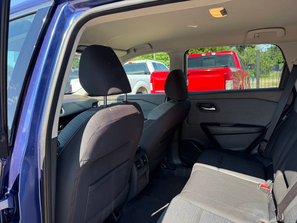 Nissan Rogue Vehicle Full-screen Gallery Image 12