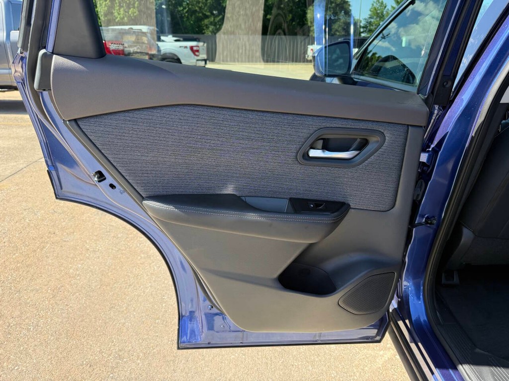 Nissan Rogue Vehicle Full-screen Gallery Image 14