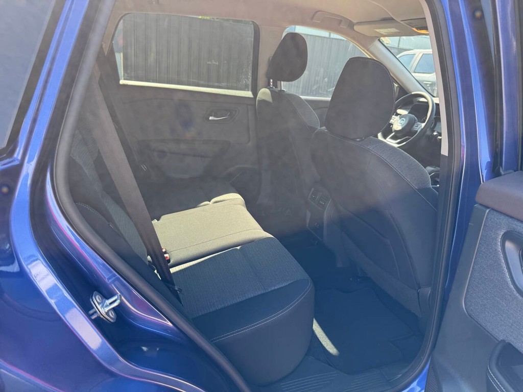Nissan Rogue Vehicle Full-screen Gallery Image 15
