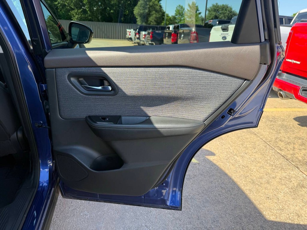 Nissan Rogue Vehicle Full-screen Gallery Image 16