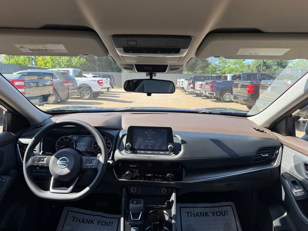 Nissan Rogue Vehicle Full-screen Gallery Image 17