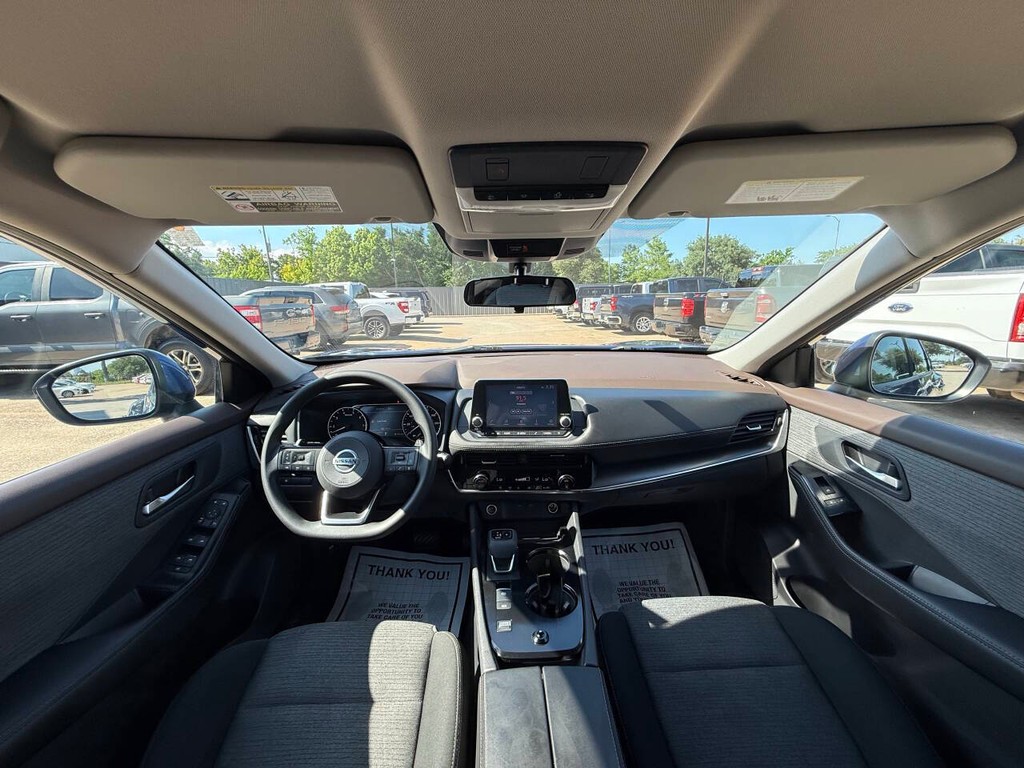 Nissan Rogue Vehicle Full-screen Gallery Image 18