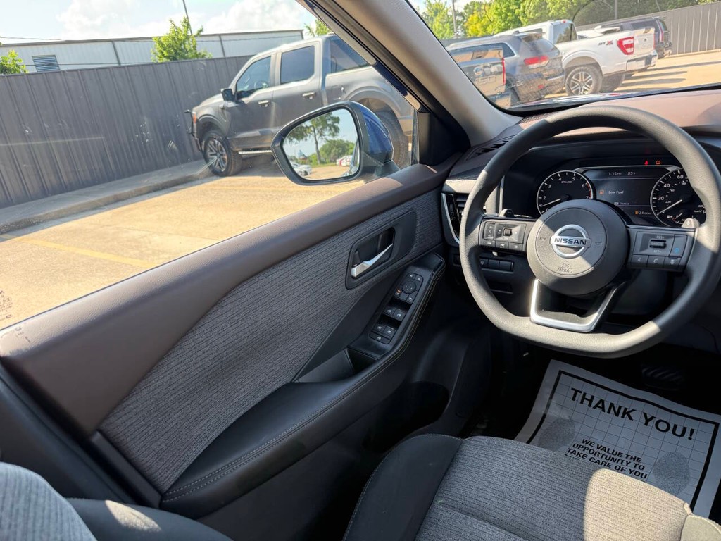 Nissan Rogue Vehicle Full-screen Gallery Image 19