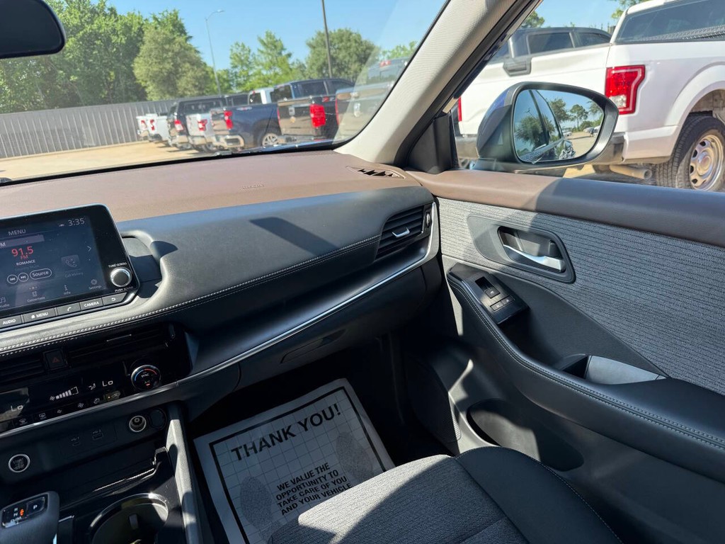 Nissan Rogue Vehicle Full-screen Gallery Image 20