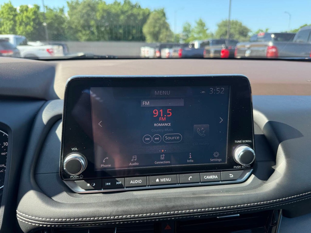 Nissan Rogue Vehicle Full-screen Gallery Image 22