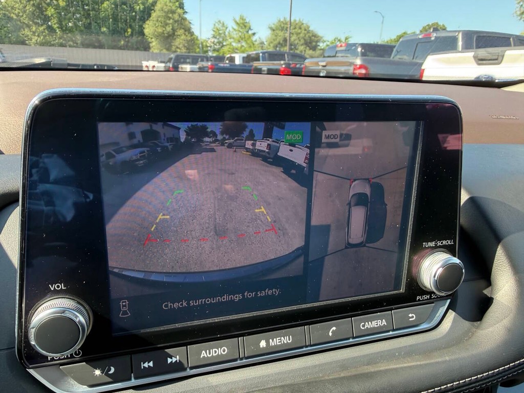 Nissan Rogue Vehicle Full-screen Gallery Image 23