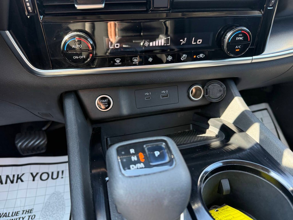Nissan Rogue Vehicle Full-screen Gallery Image 25