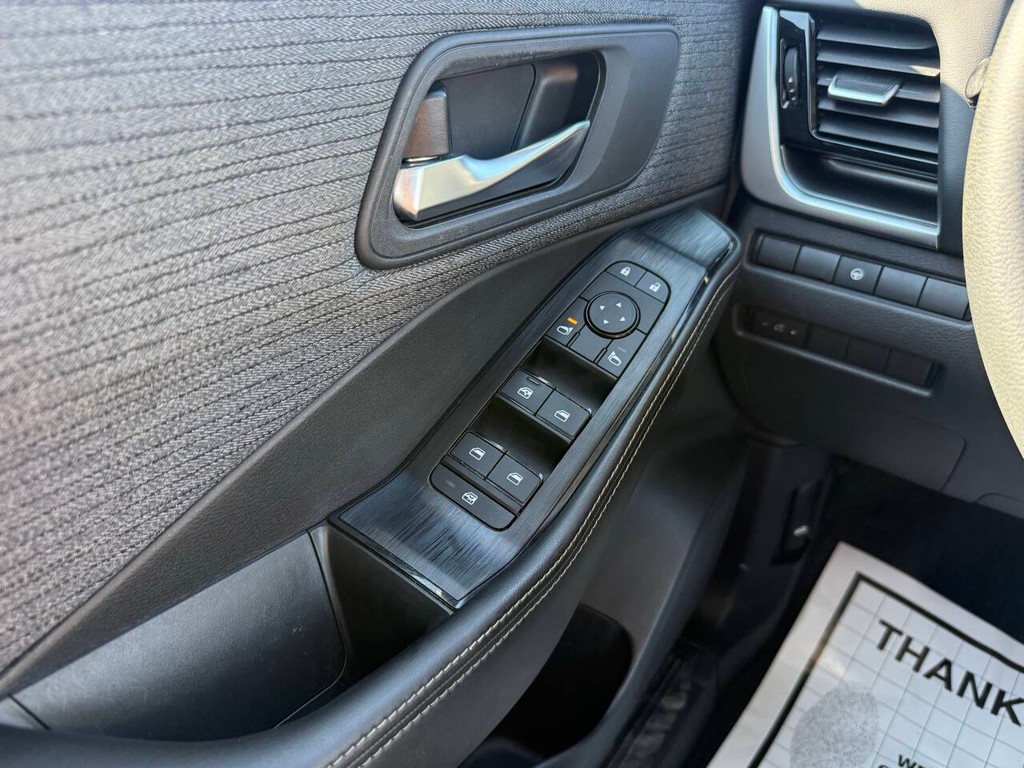 Nissan Rogue Vehicle Full-screen Gallery Image 27