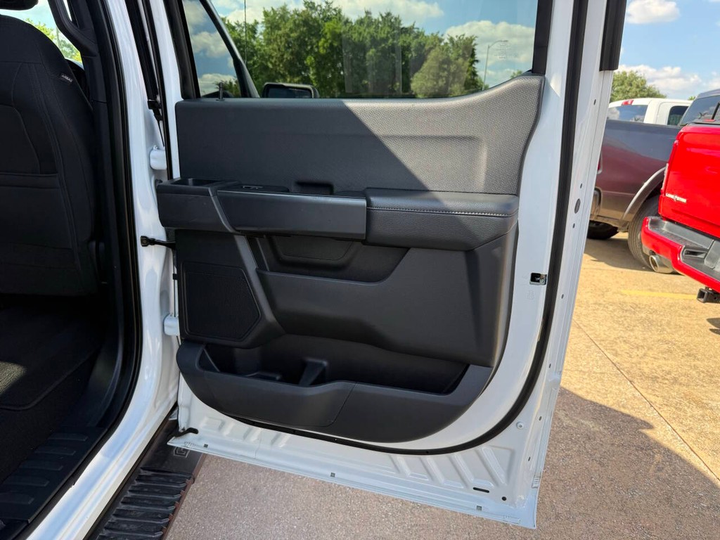 Ford F-150 Vehicle Full-screen Gallery Image 16