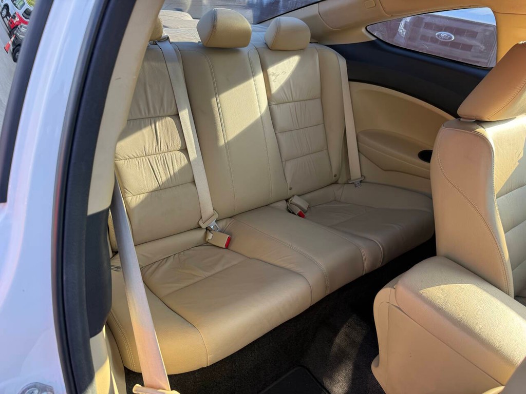 Honda Accord Coupe Vehicle Full-screen Gallery Image 12