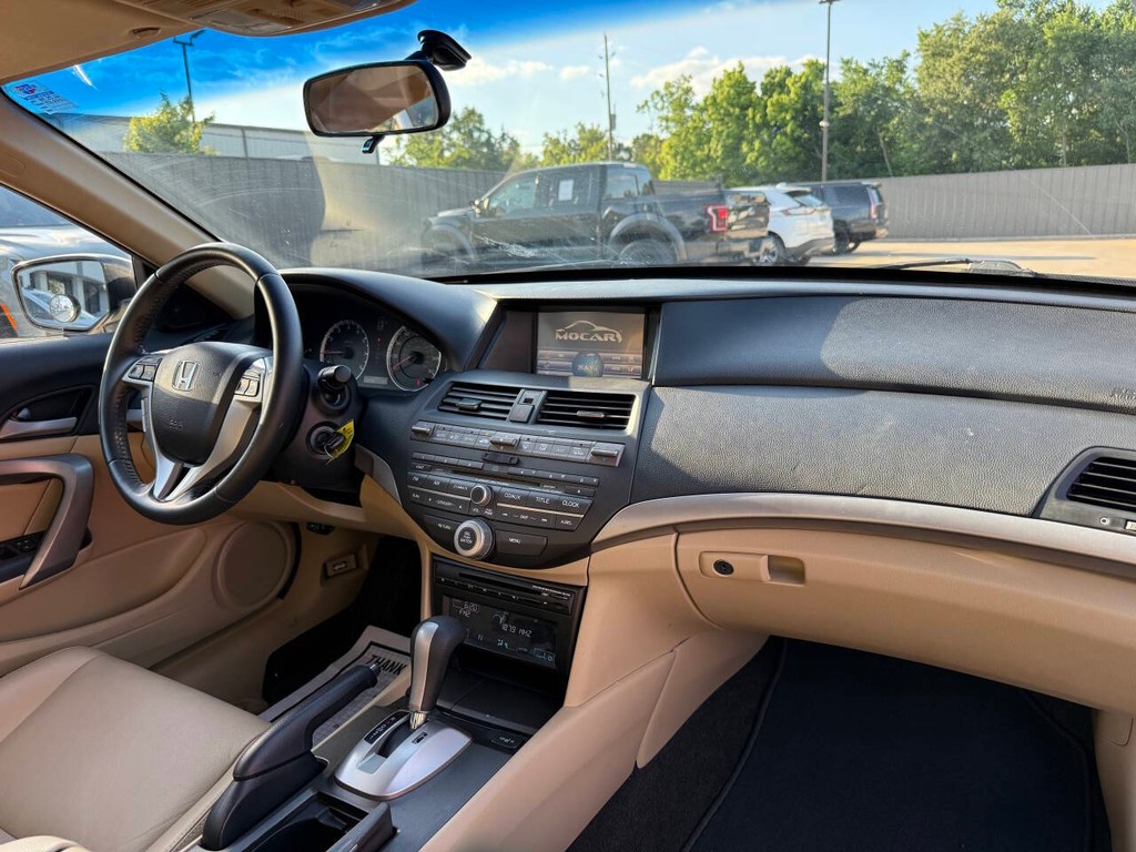 Honda Accord Coupe Vehicle Full-screen Gallery Image 15