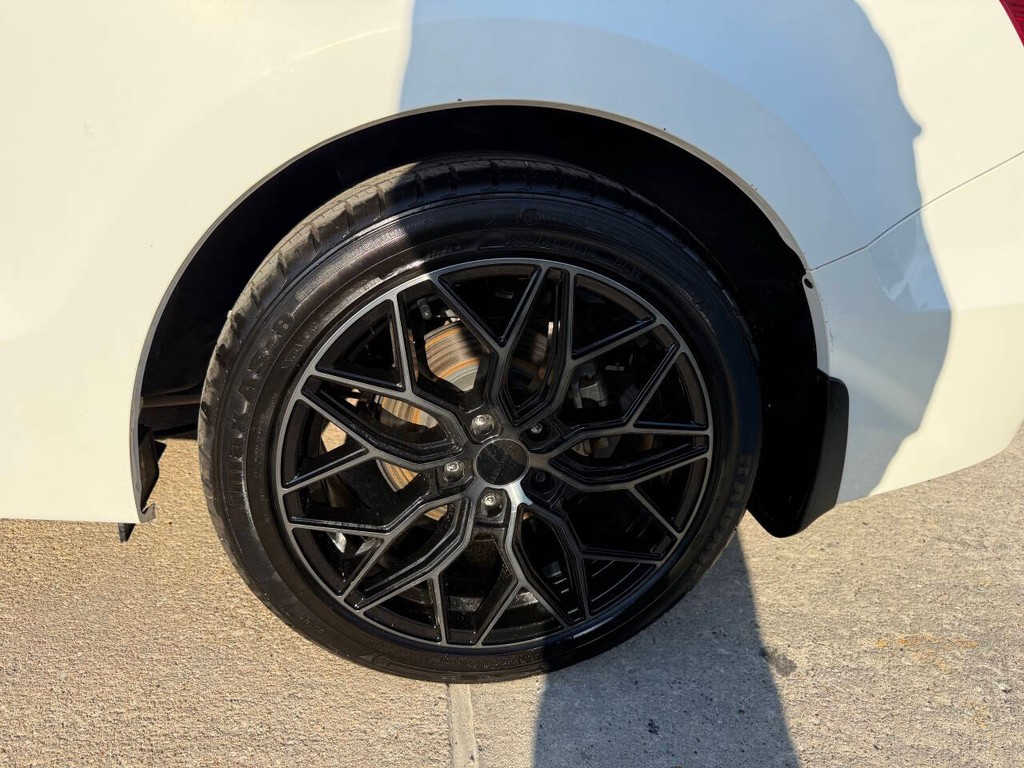 Honda Accord Coupe Vehicle Full-screen Gallery Image 32