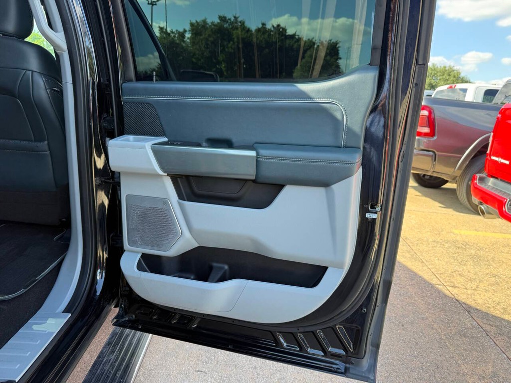 Ford F-150 Vehicle Full-screen Gallery Image 16