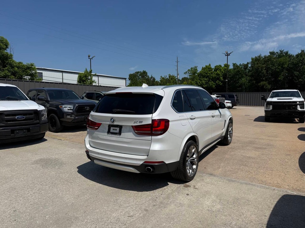BMW X5 Vehicle Full-screen Gallery Image 05