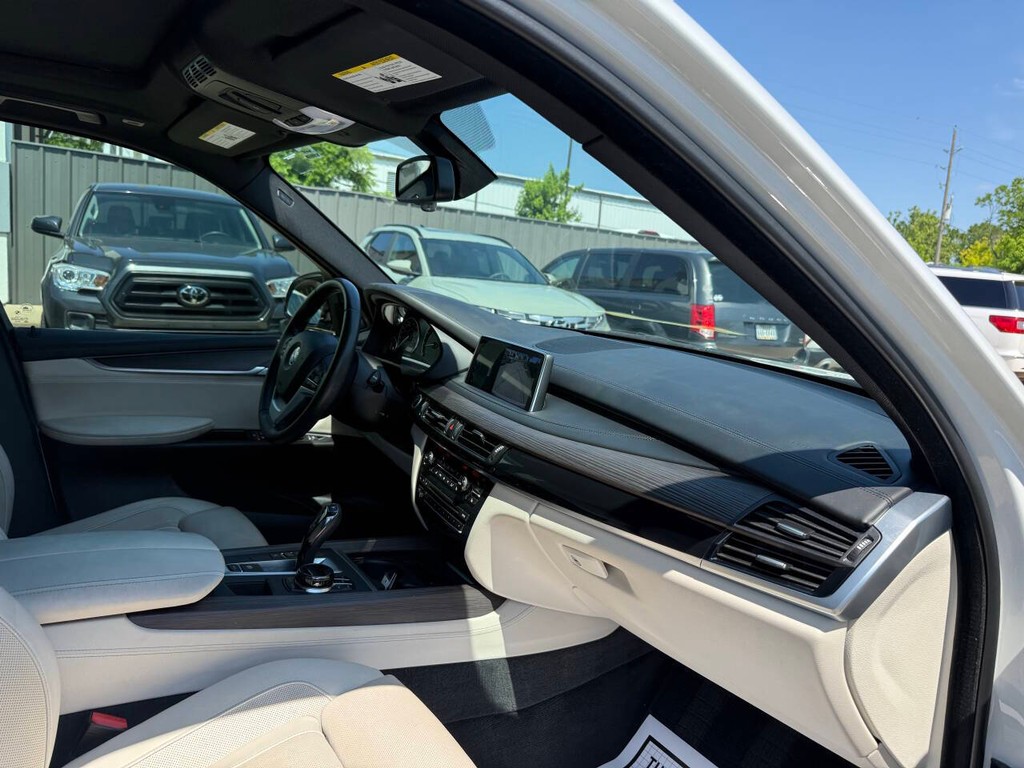 BMW X5 Vehicle Full-screen Gallery Image 09
