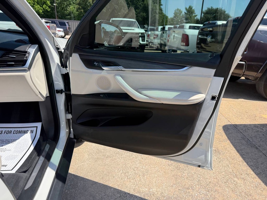 BMW X5 Vehicle Full-screen Gallery Image 11
