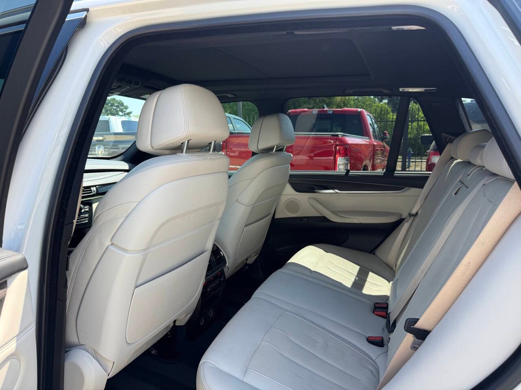 BMW X5 Vehicle Full-screen Gallery Image 12