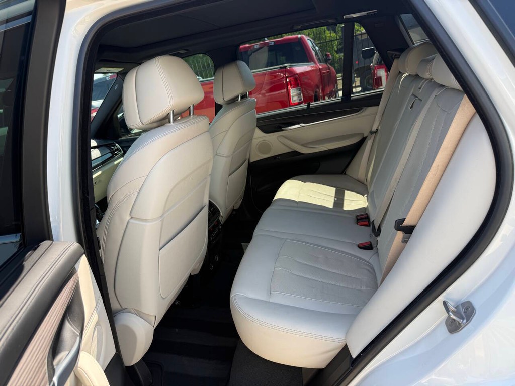 BMW X5 Vehicle Full-screen Gallery Image 13