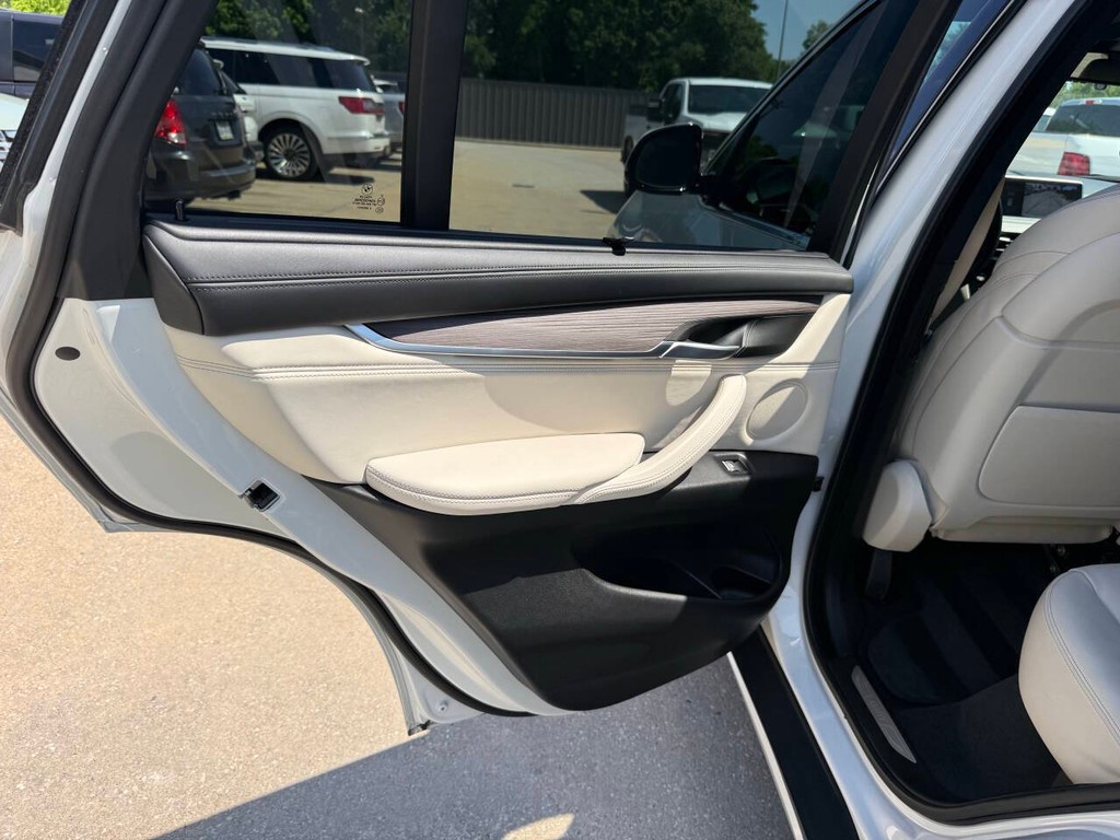 BMW X5 Vehicle Full-screen Gallery Image 14