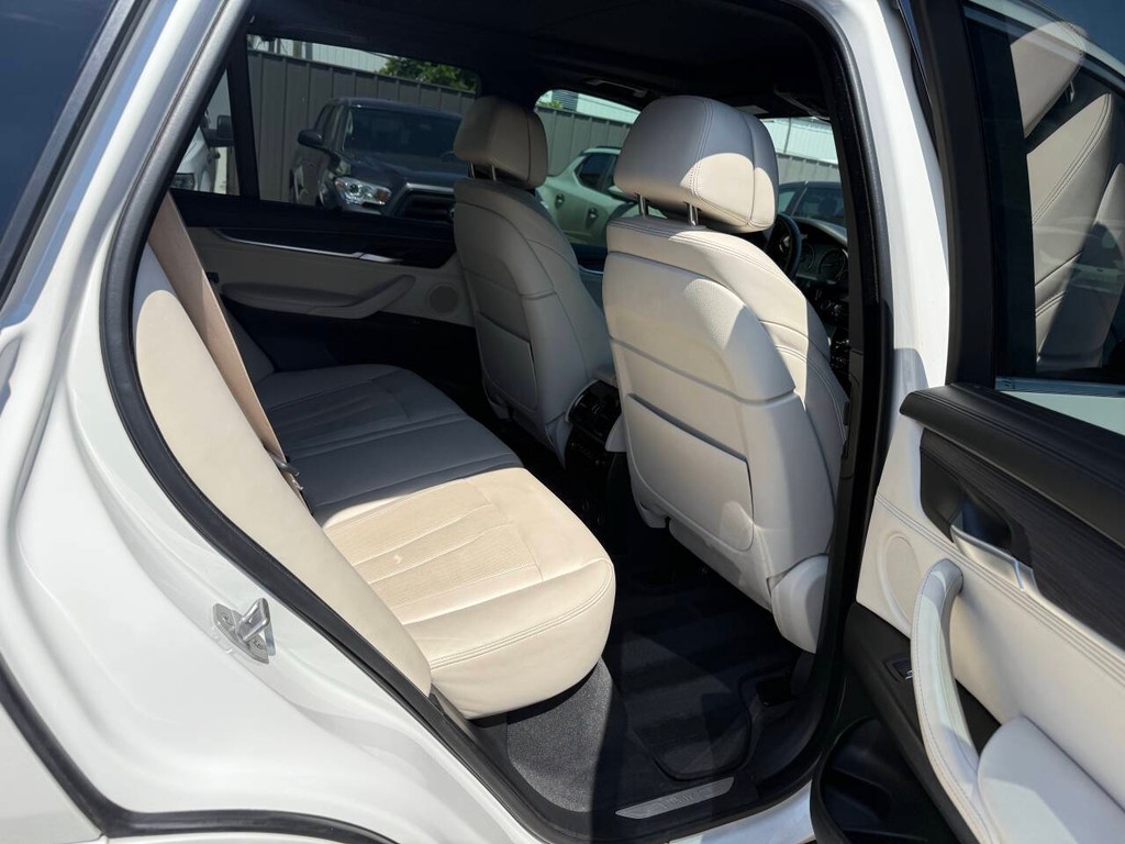 BMW X5 Vehicle Full-screen Gallery Image 15