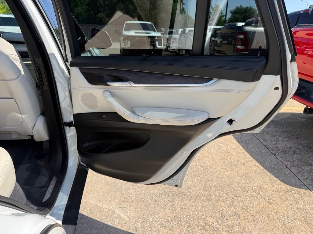 BMW X5 Vehicle Full-screen Gallery Image 16
