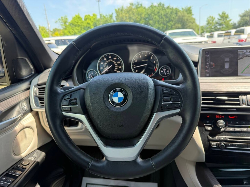 BMW X5 Vehicle Full-screen Gallery Image 22
