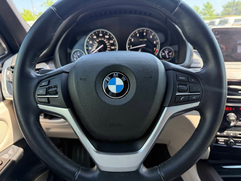 BMW X5 Vehicle Full-screen Gallery Image 23