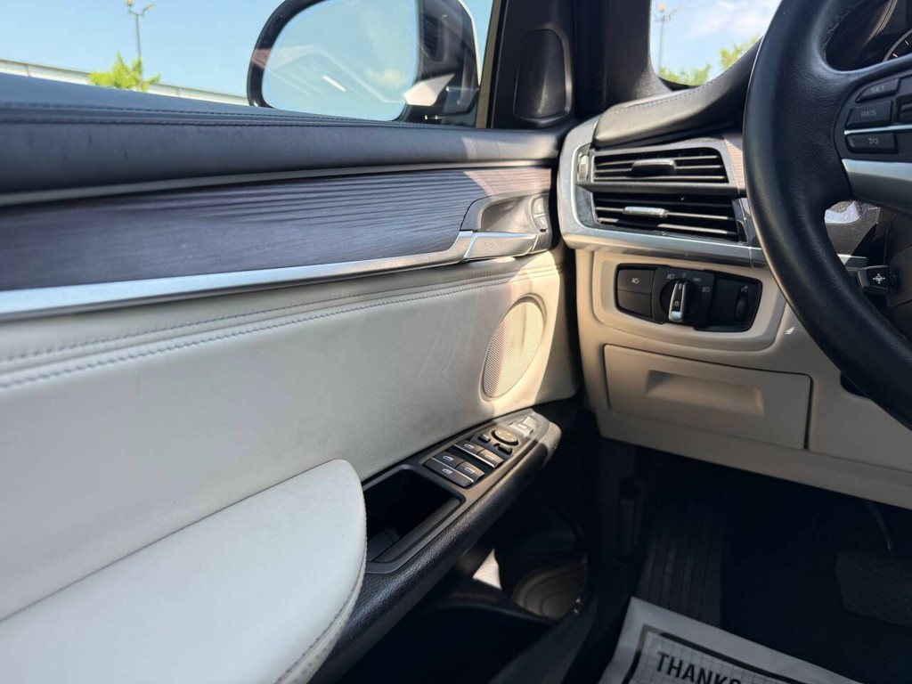 BMW X5 Vehicle Full-screen Gallery Image 30
