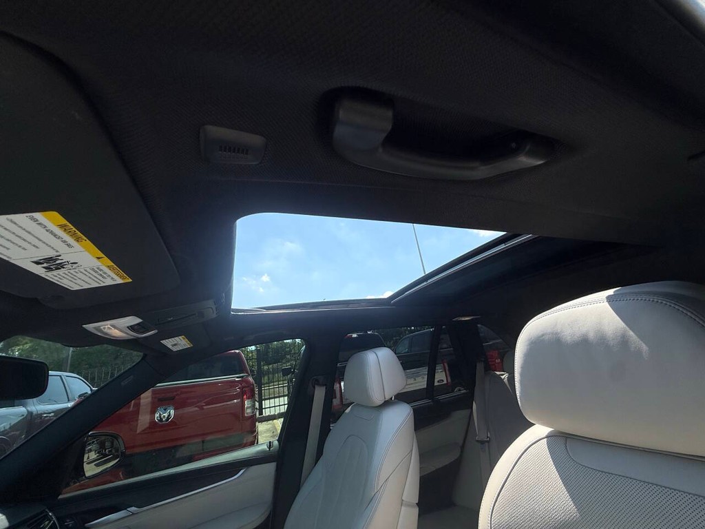 BMW X5 Vehicle Full-screen Gallery Image 31