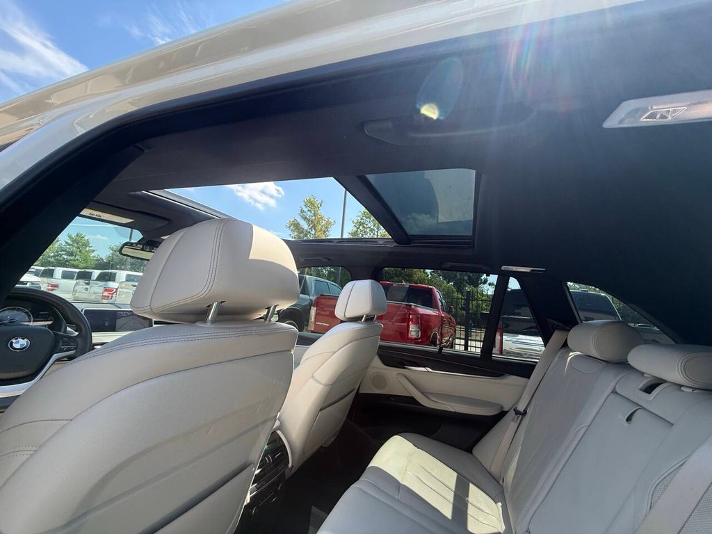 BMW X5 Vehicle Full-screen Gallery Image 32