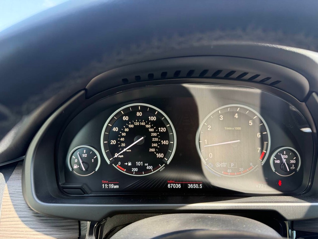 BMW X5 Vehicle Full-screen Gallery Image 33