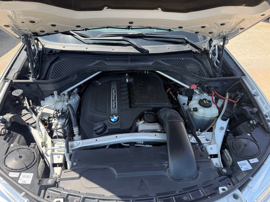 BMW X5 Vehicle Full-screen Gallery Image 36