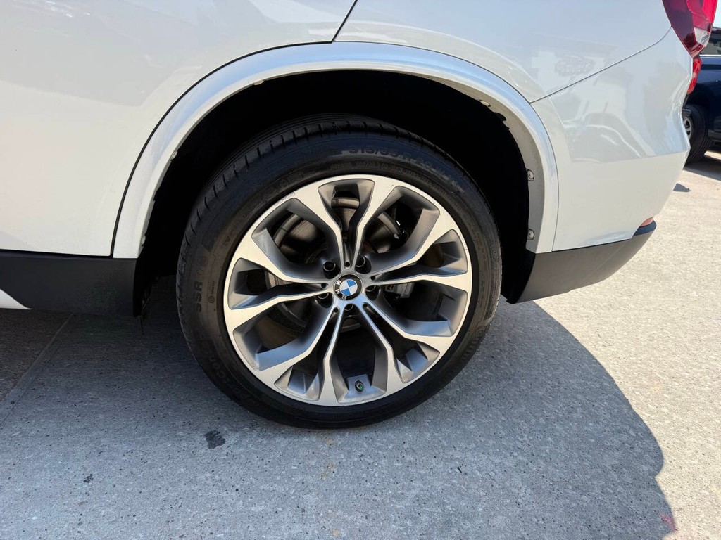 BMW X5 Vehicle Full-screen Gallery Image 37