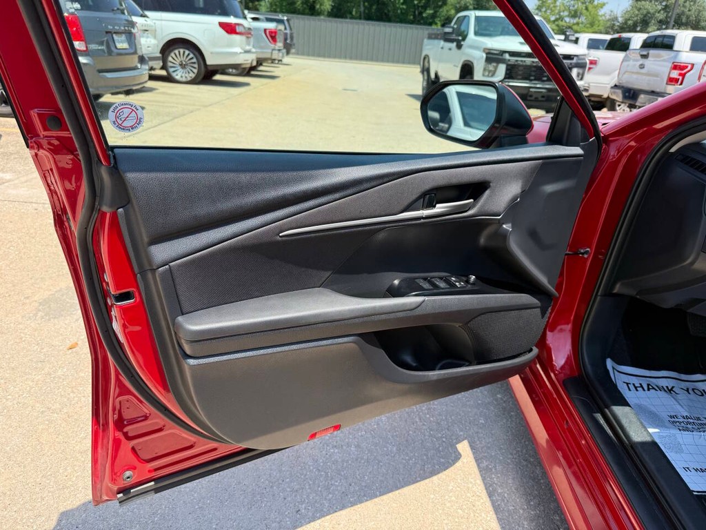 Toyota Camry Vehicle Full-screen Gallery Image 08