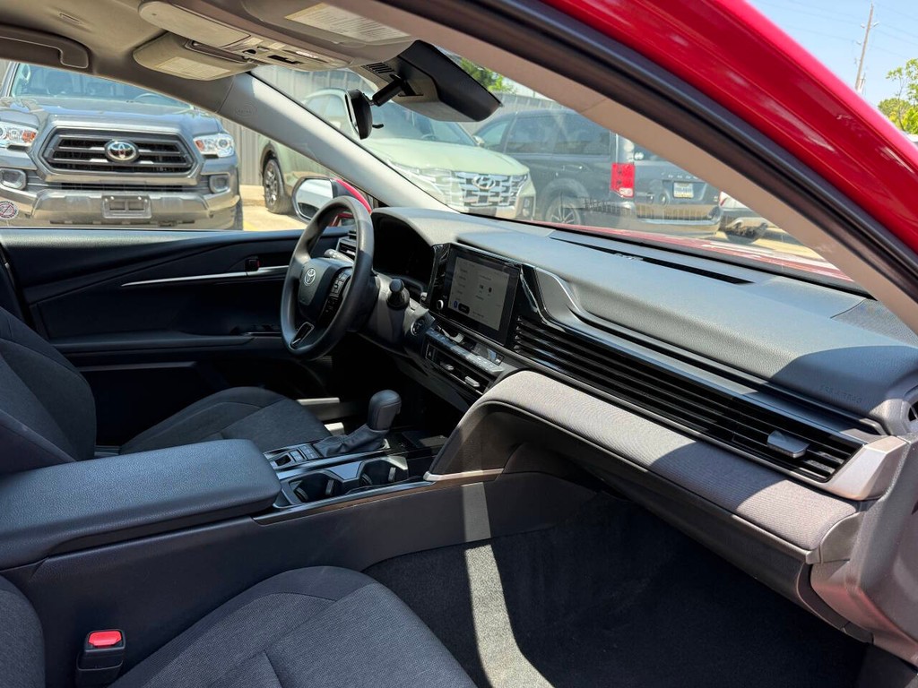 Toyota Camry Vehicle Full-screen Gallery Image 09
