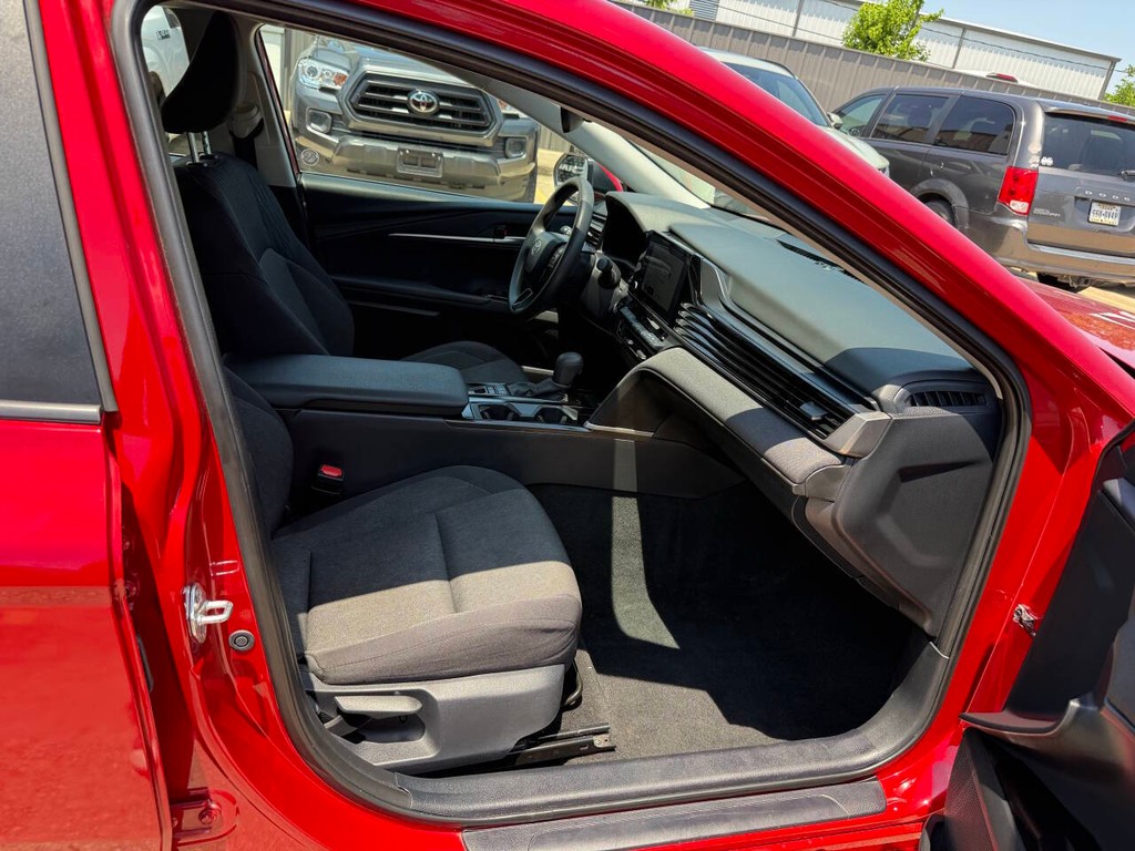 Toyota Camry Vehicle Full-screen Gallery Image 10