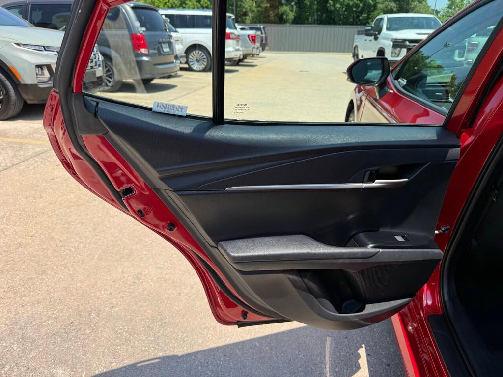 Toyota Camry Vehicle Full-screen Gallery Image 14
