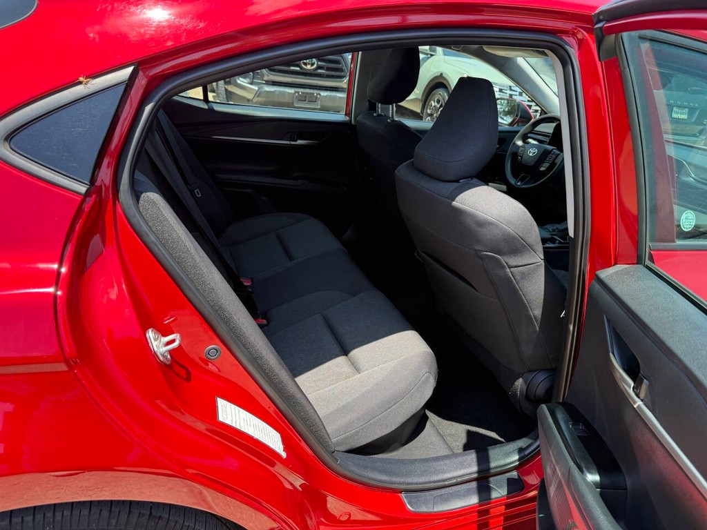 Toyota Camry Vehicle Full-screen Gallery Image 15