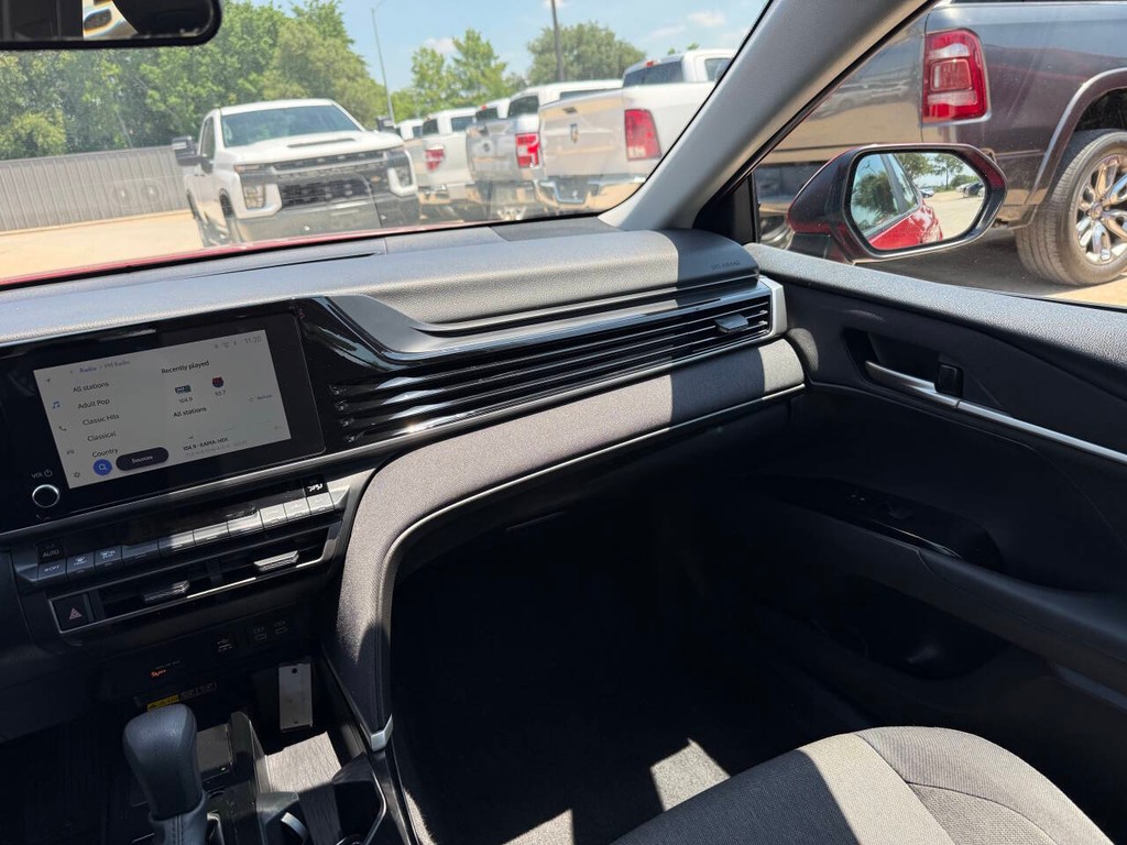 Toyota Camry Vehicle Full-screen Gallery Image 20