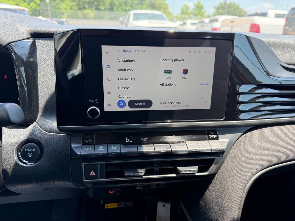 Toyota Camry Vehicle Full-screen Gallery Image 24