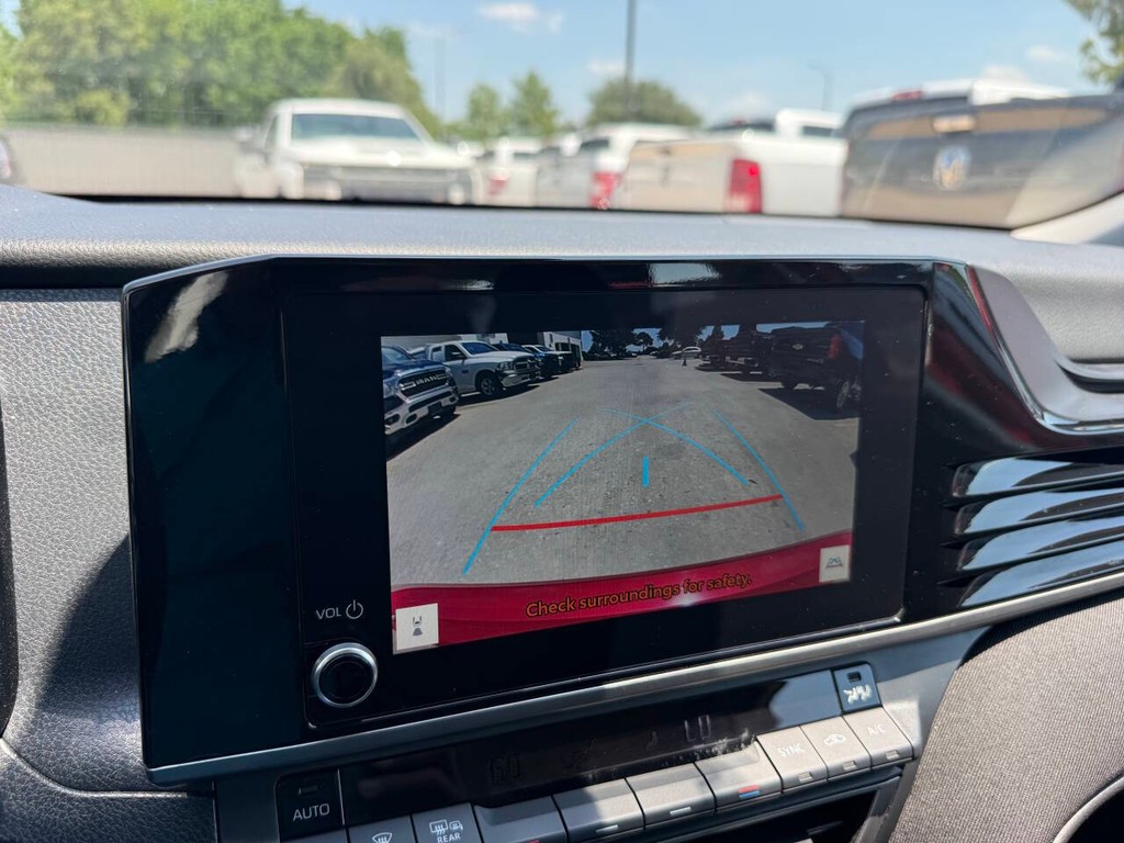 Toyota Camry Vehicle Full-screen Gallery Image 25