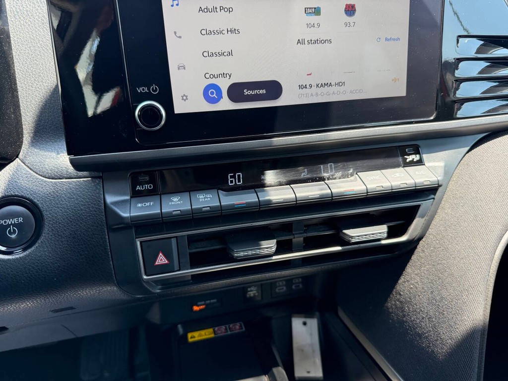 Toyota Camry Vehicle Full-screen Gallery Image 26
