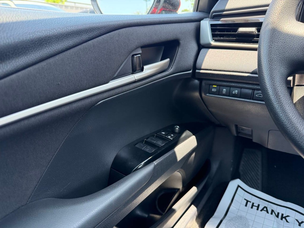 Toyota Camry Vehicle Full-screen Gallery Image 28