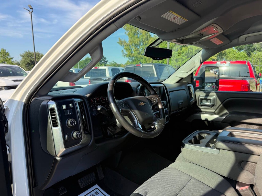 Chevrolet Silverado 2500HD Vehicle Full-screen Gallery Image 06