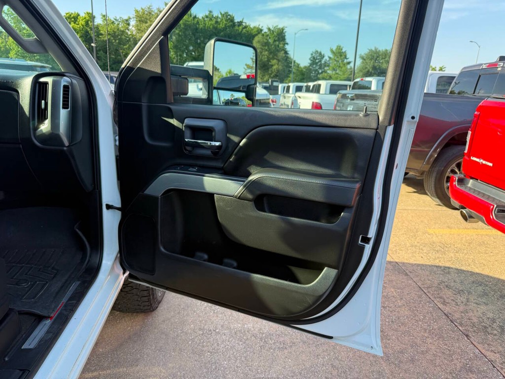 Chevrolet Silverado 2500HD Vehicle Full-screen Gallery Image 11