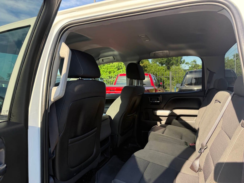 Chevrolet Silverado 2500HD Vehicle Full-screen Gallery Image 12