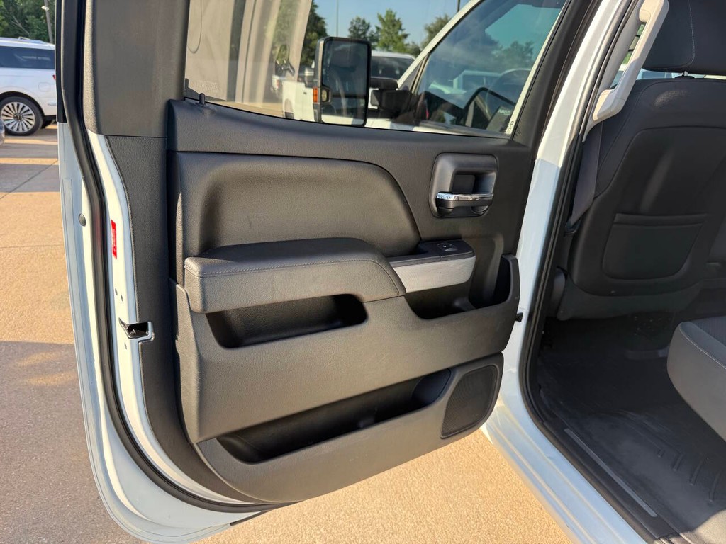 Chevrolet Silverado 2500HD Vehicle Full-screen Gallery Image 14