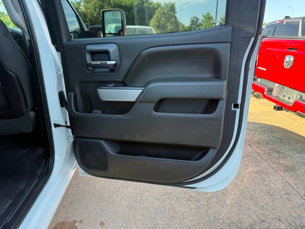Chevrolet Silverado 2500HD Vehicle Full-screen Gallery Image 16