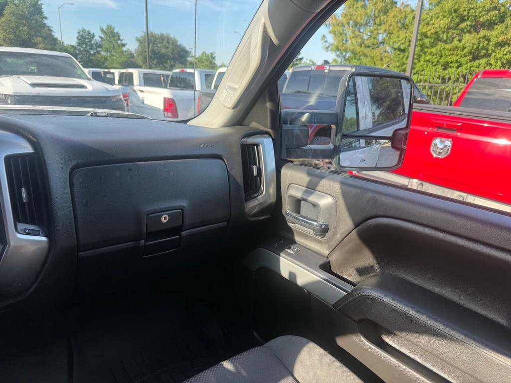 Chevrolet Silverado 2500HD Vehicle Full-screen Gallery Image 20